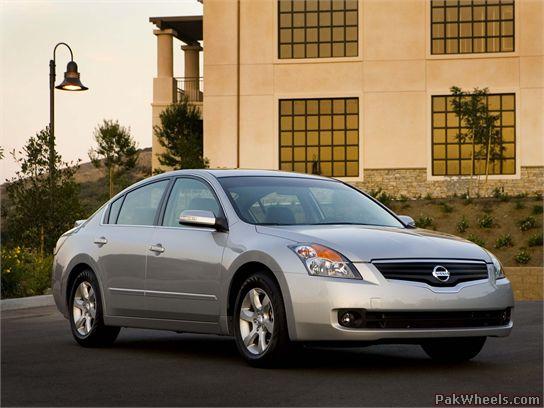 The 2009 Nissan Altima sedan