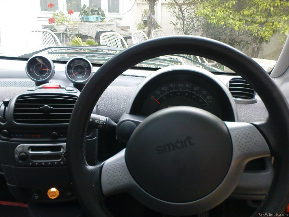 Mercedes Smart Car Interior. more interior pic.